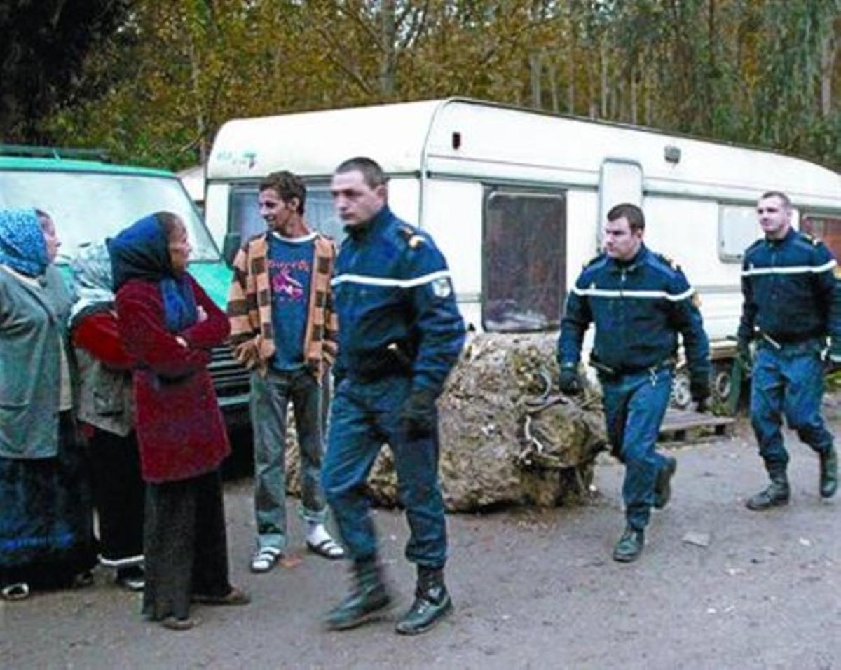 Las fuerzas de seguridad se disponen a evacuar un campamento gitano, ayer, al oeste de París.