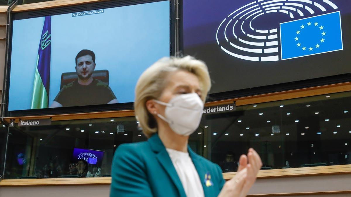 Ursula von der Leyen aplaude la intervención del presidente de Ucrania, Volodímir Zelenski, en la sesión plenaria del Parlamento Europeo.