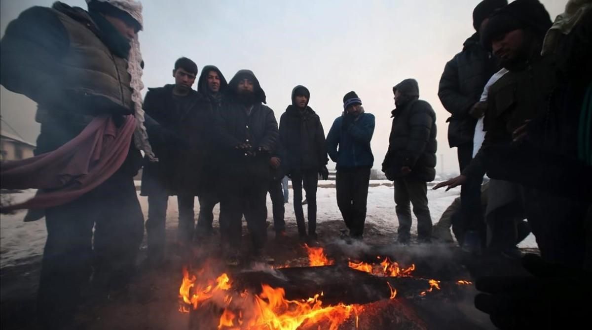 Un grupo de refugiados se protege del frio en Bergrado, Serbia. Un grupo de refugiados se protege del frio en Bergrado, Serbia.