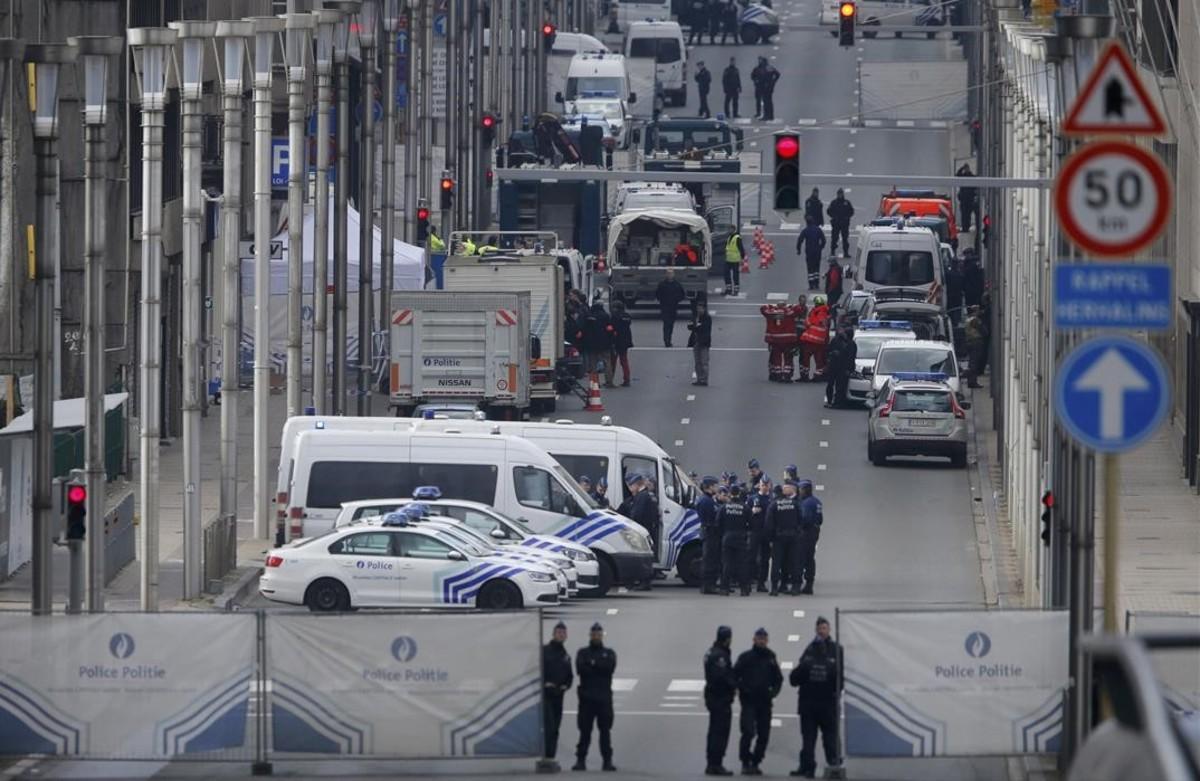 Fuerzas de seguridad y unidades de emergencia en la céntrica calle Loi de Bruselas. Fuerzas de seguridad y unidades de emergencia en la céntrica calle Loi de Bruselas.