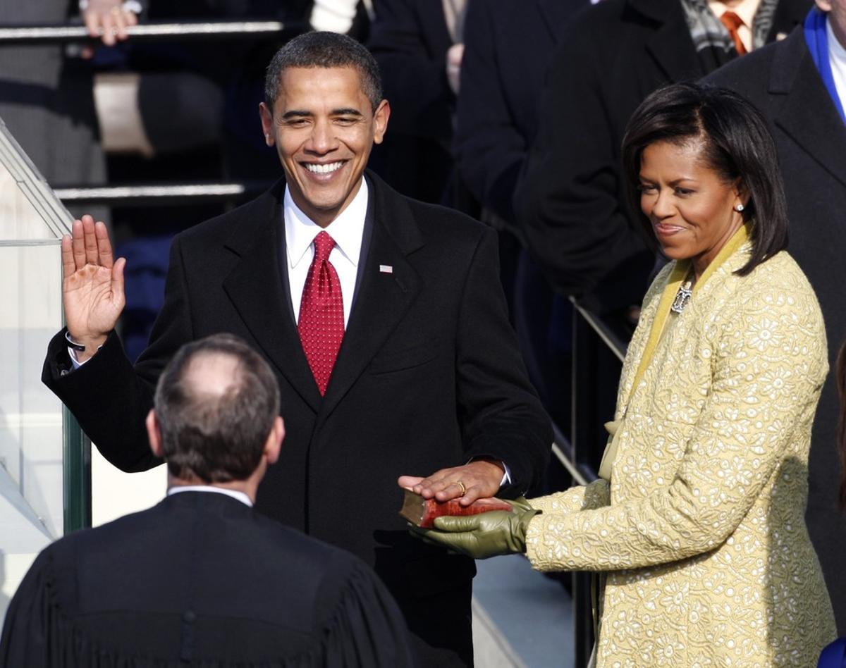 Barack Obama takes the Oath of Office as the 44th President of the United States as he is sworn in by U.S. Chief Justice John Roberts with his wife Michelle by his side during the inauguration ceremony in Washington, January 20, 2009. Obama became the first African-American president in U.S. history.     REUTERS/Jim Young (UNITED STATES)