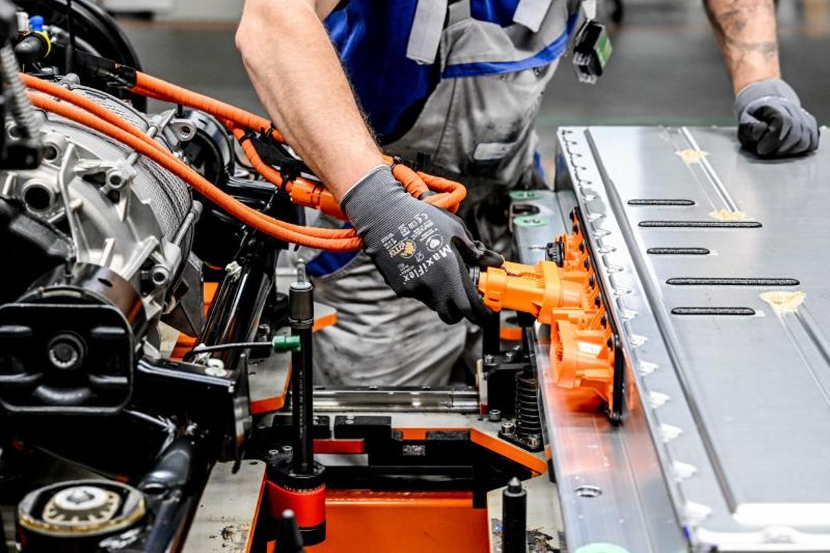 Imagen de un trabajador en una fábrica alemana de automóviles. Imagen de un trabajador en una fábrica alemana de automóviles.