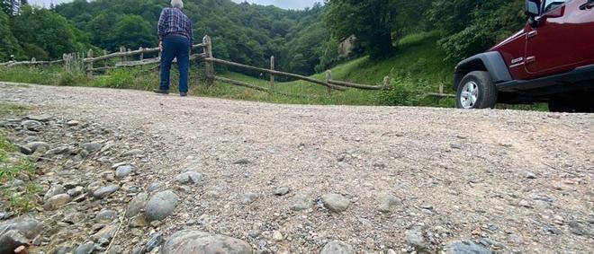Un vecino de Lena camina por una pista forestal, en el entorno de la Vía Carisa.