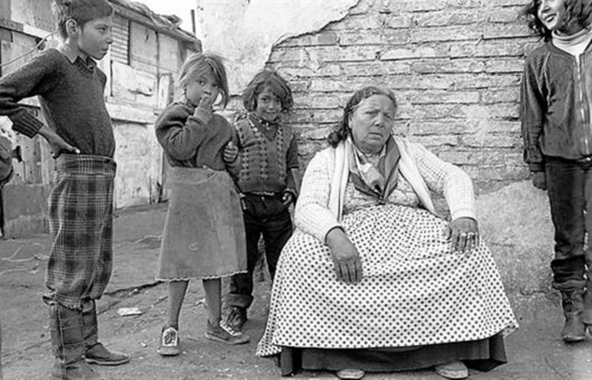 Imágenes de tres momentos cotidianos de los gitanos de la Perona. Imágenes de tres momentos cotidianos de los gitanos de la Perona.