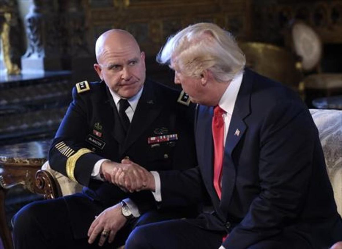 Trump estrecha la mano de McMaster en su residencia de Florida, ayer. Trump estrecha la mano de McMaster en su residencia de Florida, ayer.