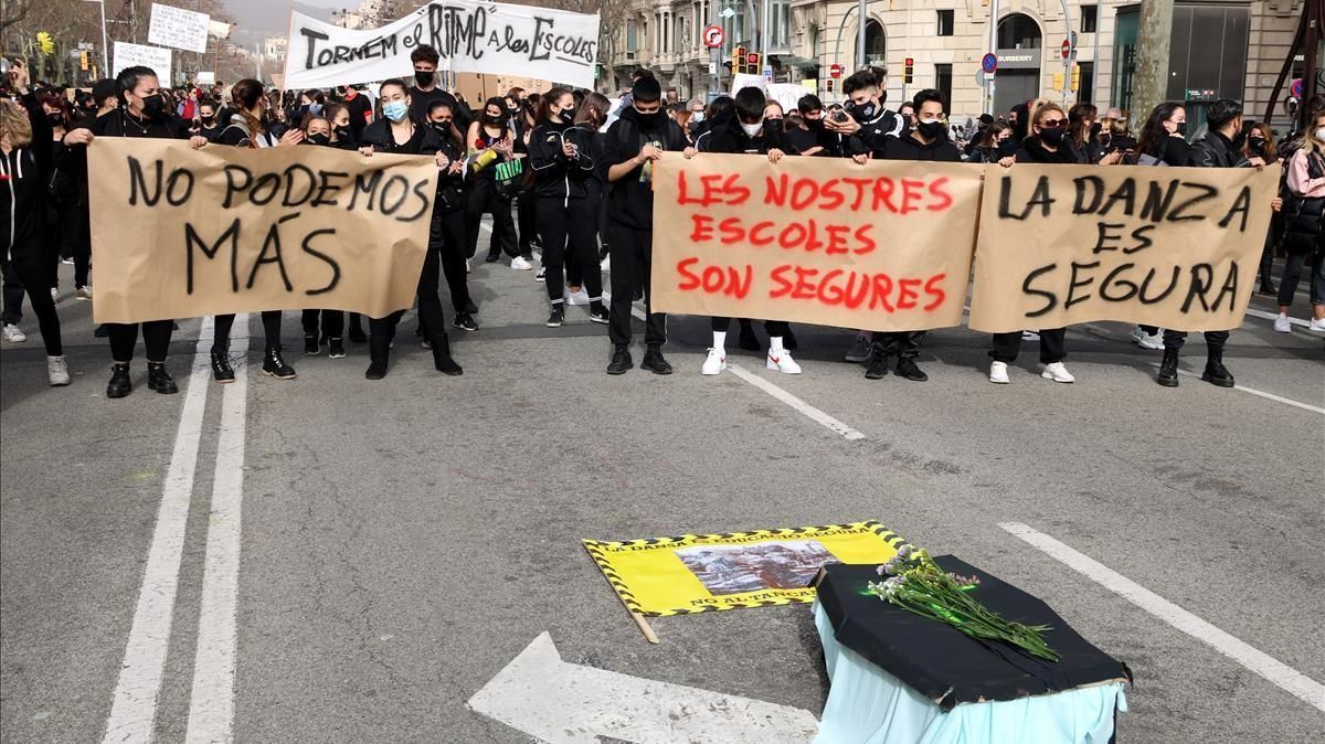 Tres de las pancartas de la manifestacion de los centros privados de danza en el cruce de Aragó y Paseo de Gràcia. Tres de las pancartas de la manifestacion de los centros privados de danza en el cruce de Aragó y Paseo de Gràcia.