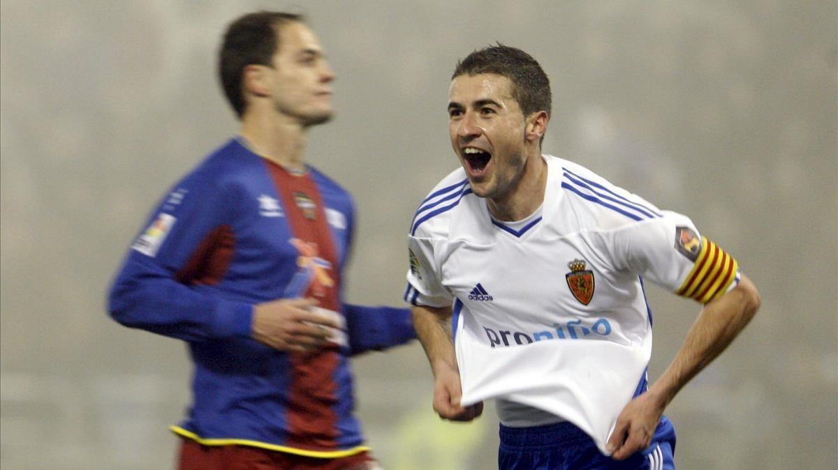 Gabi (Zaragoza) y Nano (Levante), durante el partido que acabó en empate (2011).