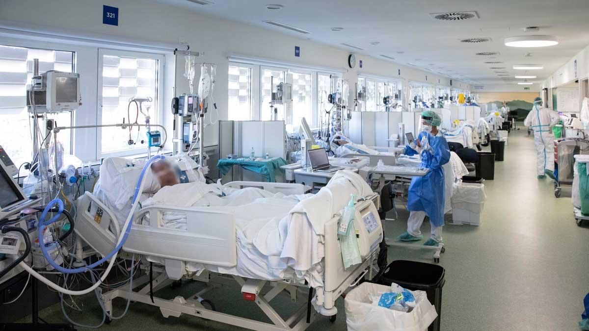UCI para pacientes con covid en el edificio Garbí del Parc Sanitari Pere Virgili de Barcelona. UCI para pacientes con covid en el edificio Garbí del Parc Sanitari Pere Virgili de Barcelona.