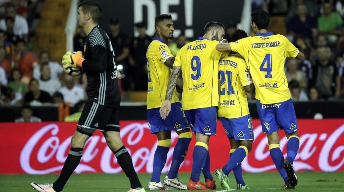 Los jugadores del Las Palmas celebran el gol de Jonatan Viera, este lunes en Mestalla.