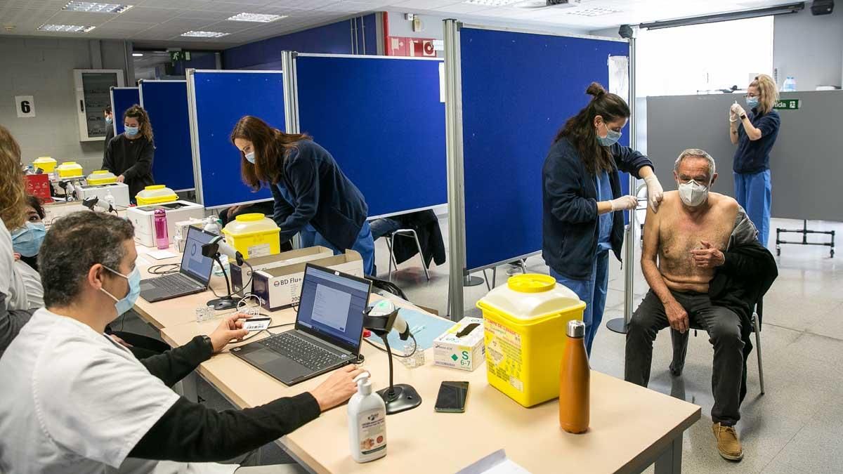 Vacunación contra el coronavirus en la Facultad de Geografía e Historia de la UB, en Barcelona. Vacunación contra el coronavirus en la Facultad de Geografía e Historia de la UB, en Barcelona.