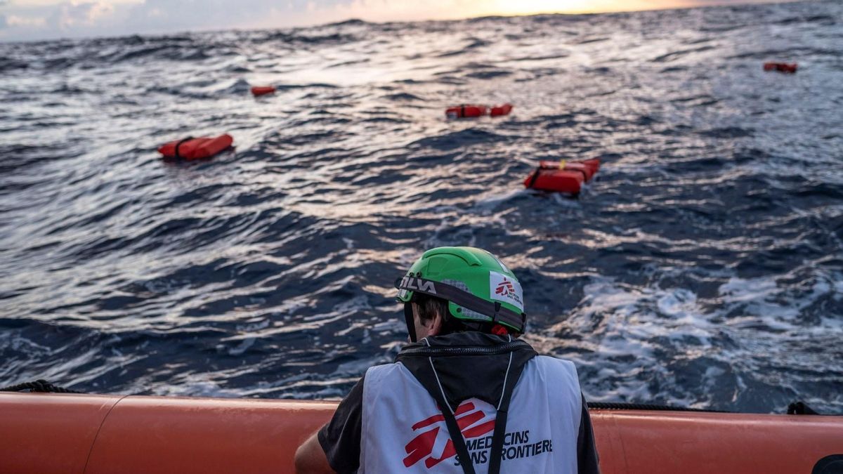 Mortes 75 persones refugiades davant Líbia en un dels pitjors naufragis de l’any Mortes 75 persones refugiades davant Líbia en un dels pitjors naufragis de l’any