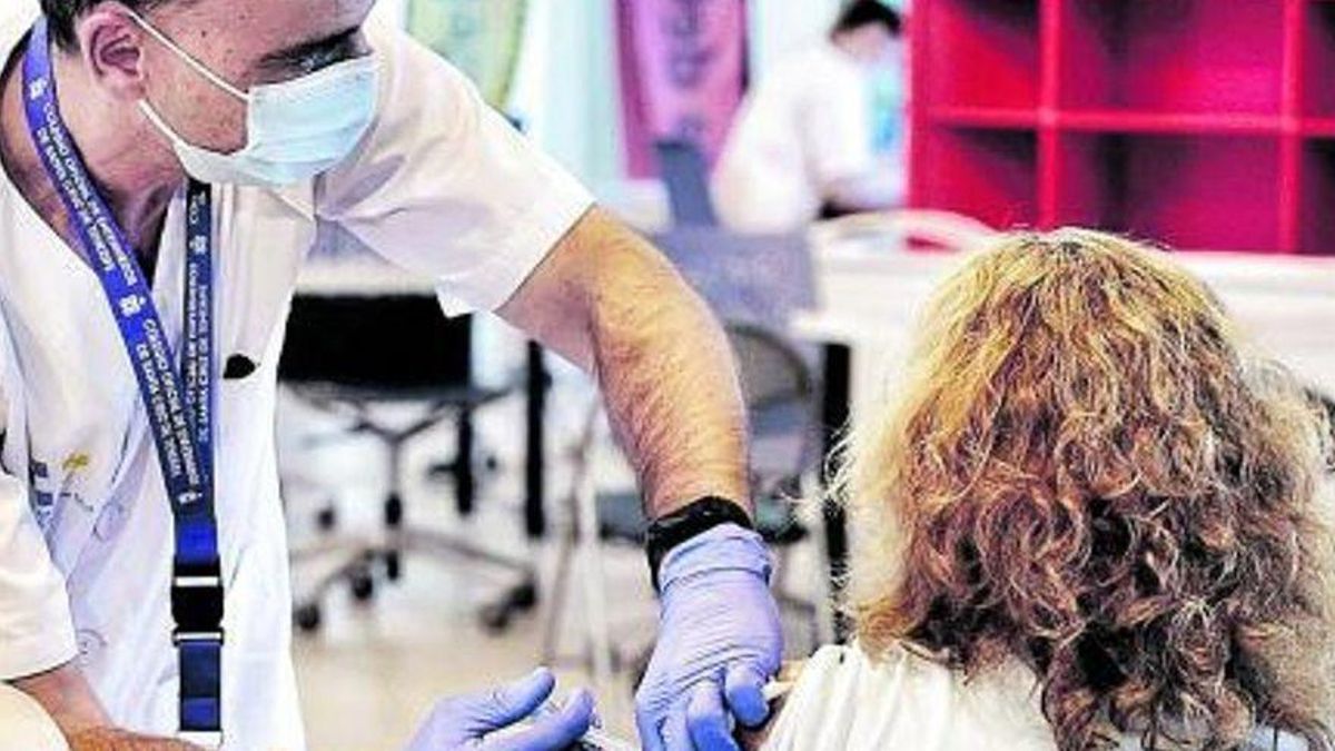 "Los que llevamos ya la primera dosis de AstraZeneca nos merecemos un respeto, una información verídica" "Los que llevamos ya la primera dosis de AstraZeneca nos merecemos un respeto, una información verídica"