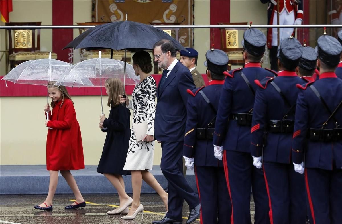 El presidente del Gobierno en funciones, Mariano Rajoy, en el desfile militar del 12-O junto a la reina Letizia y sus hijas El presidente del Gobierno en funciones, Mariano Rajoy, en el desfile militar del 12-O junto a la reina Letizia y sus hijas