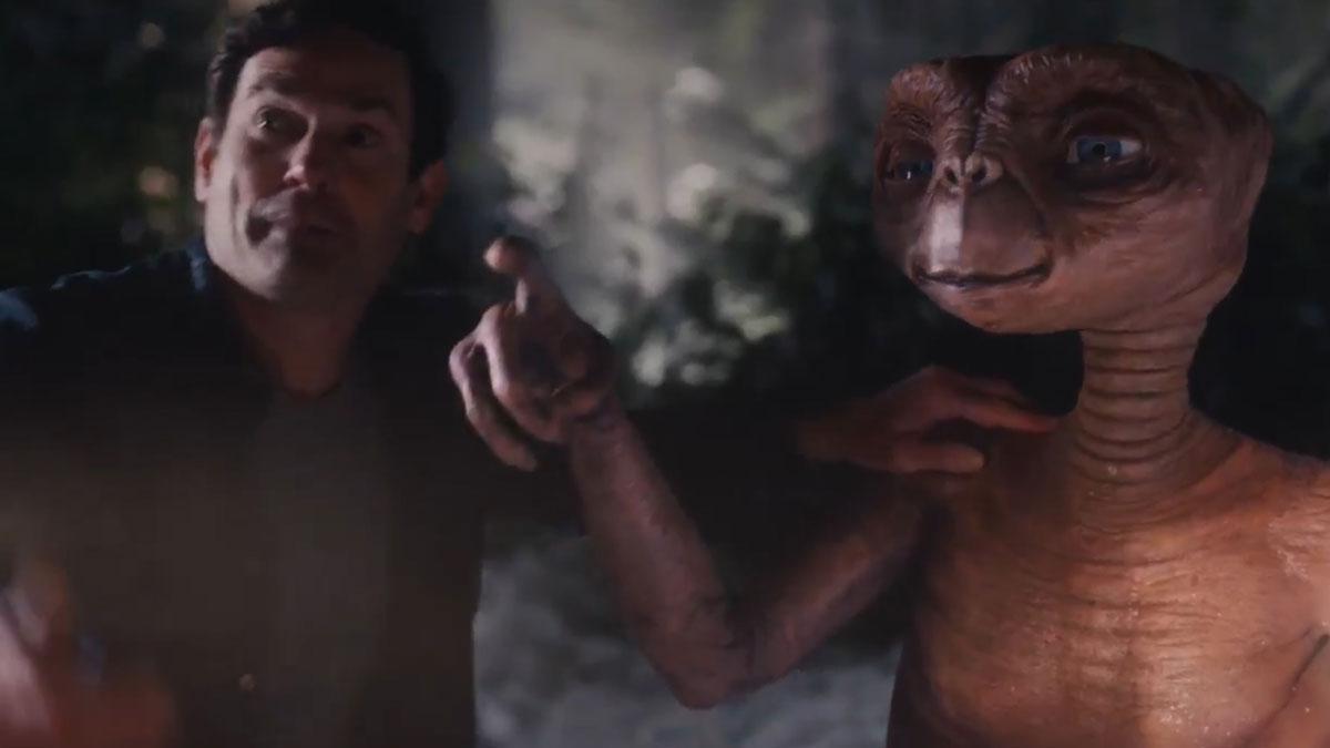 Et Y Elliot Se Reunen En Un Anuncio De Navidad 37 Anos Despues Video