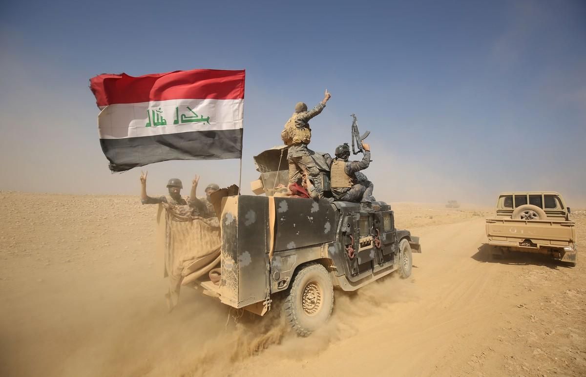 Un vehículo militar iraquí en los alrededores de Mosul. Un vehículo militar iraquí en los alrededores de Mosul.
