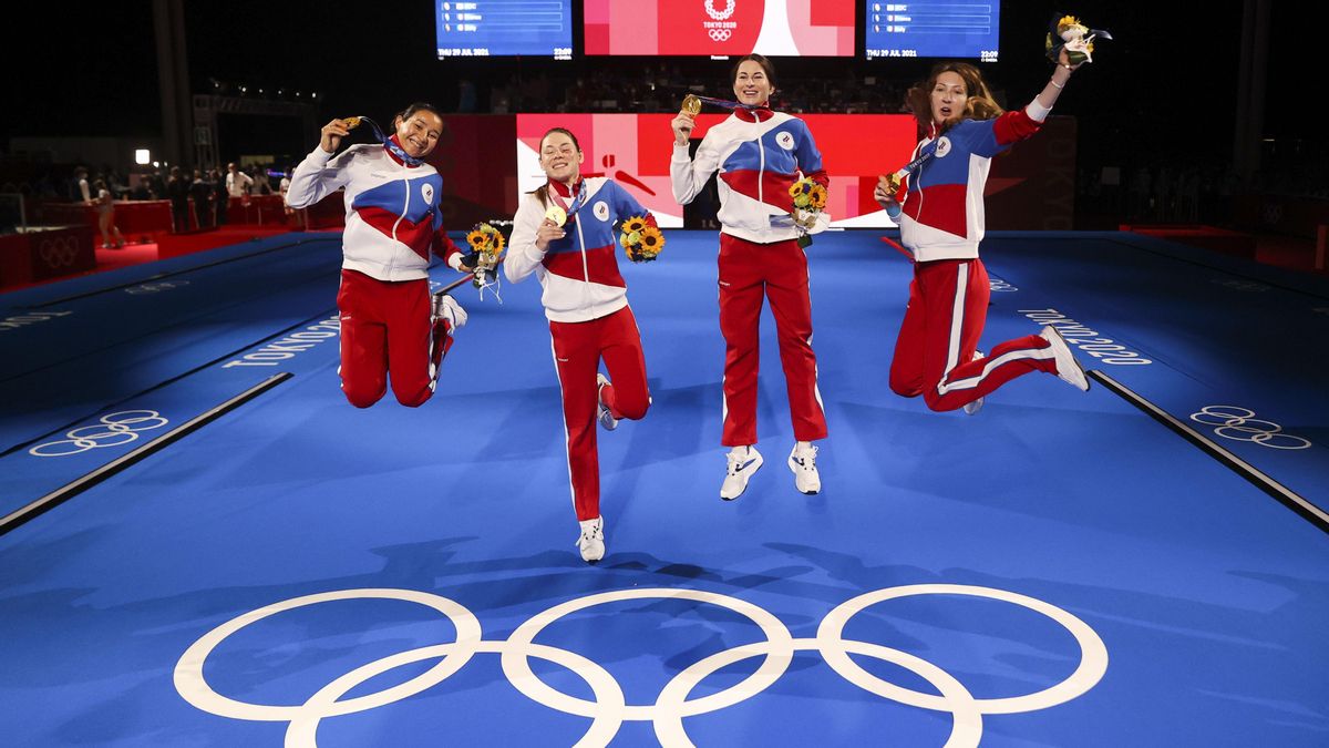 El equipo del Comité Olímpico Ruso celebra la victoria en la prueba de florete por equipos de esgrima. El equipo del Comité Olímpico Ruso celebra la victoria en la prueba de florete por equipos de esgrima.