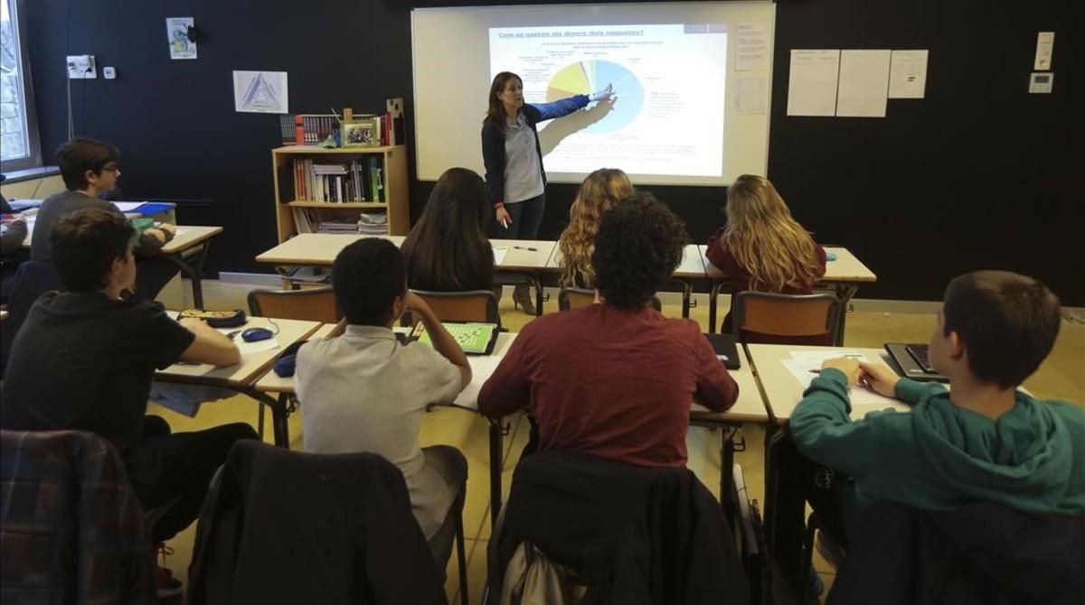 Taller de educación financiera en una escuela de secundaria Escola Sant Medir Taller de educación financiera en una escuela de secundaria Escola Sant Medir