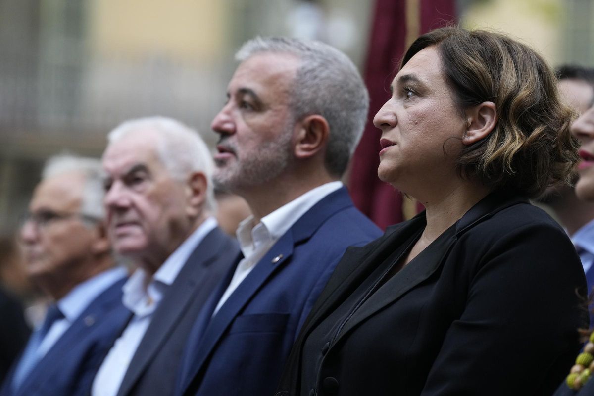Colau, junto a Collboni, Maragall y Josep Bou durante la ofrenda floral de la Diada Colau, junto a Collboni, Maragall y Josep Bou durante la ofrenda floral de la Diada