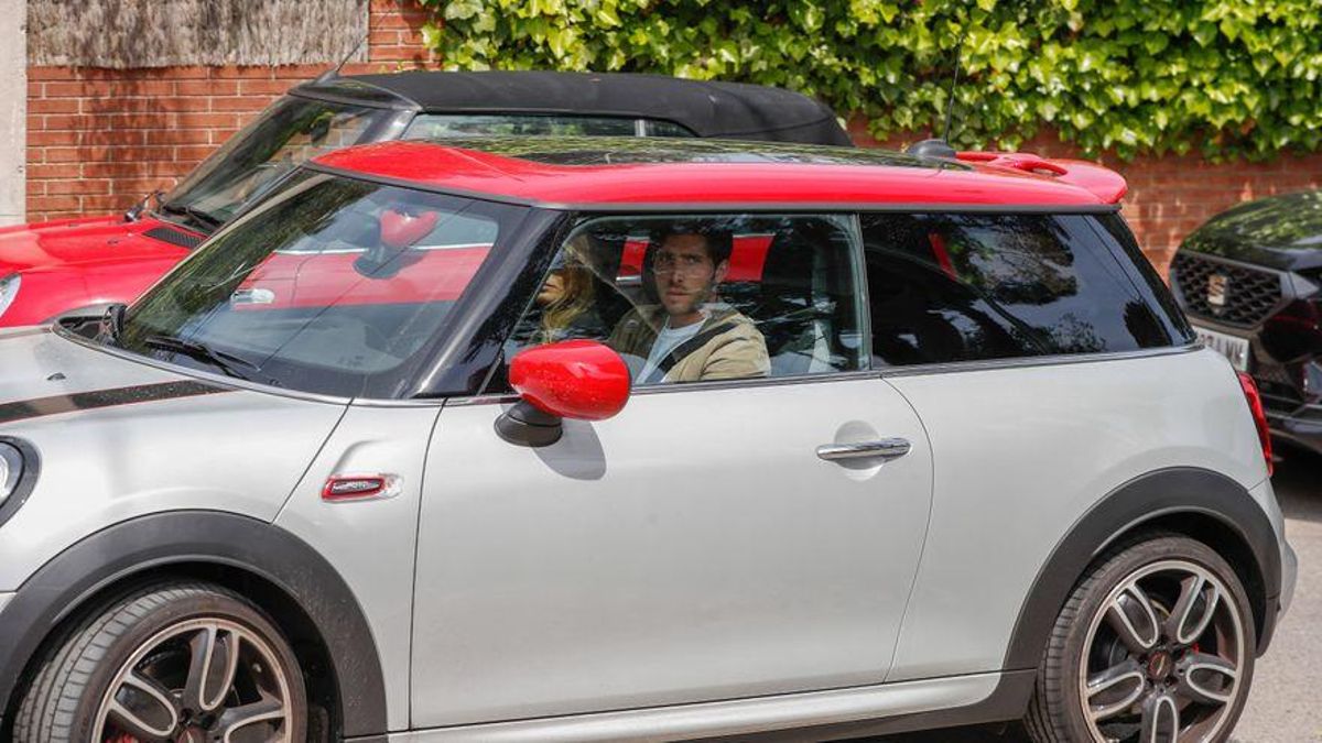 Sergi Roberto llegó a casa de Messi acompañado de su mujer. Sergi Roberto llegó a casa de Messi acompañado de su mujer.