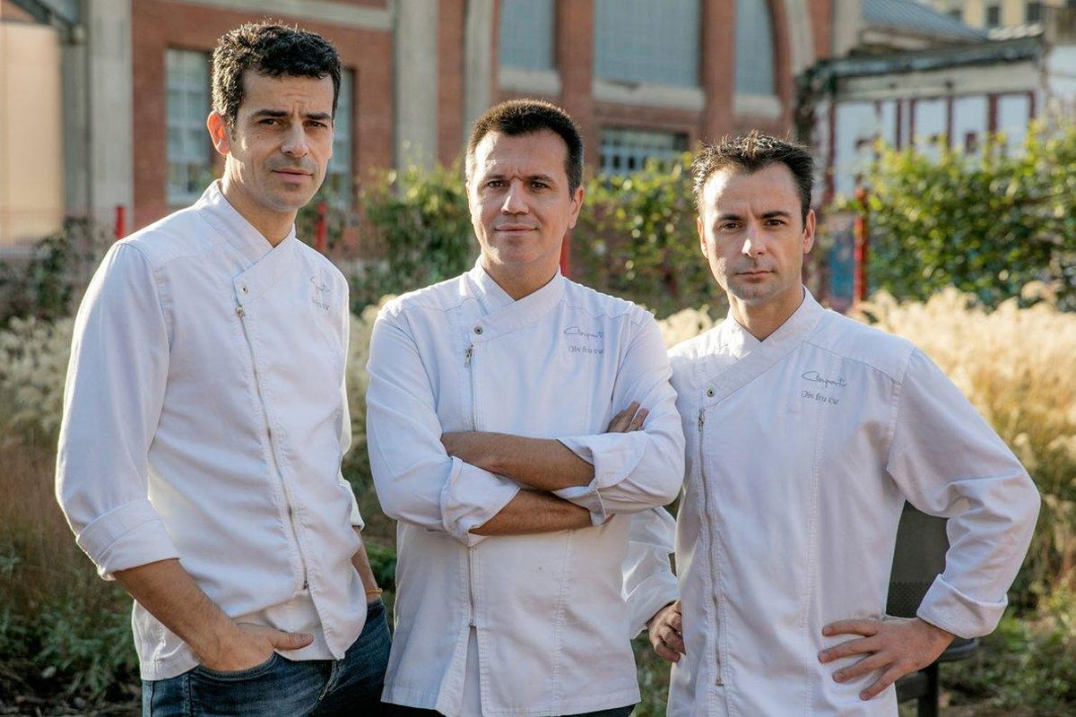 Mateu Casañas, Oriol Castro y Eduard Xatruch, de Disfrutar, restaurante que ha sido elegido número uno de los 100 mejores restaurantes de la Guía Macarfi 2021. Mateu Casañas, Oriol Castro y Eduard Xatruch, de Disfrutar, restaurante que ha sido elegido número uno de los 100 mejores restaurantes de la Guía Macarfi 2021.