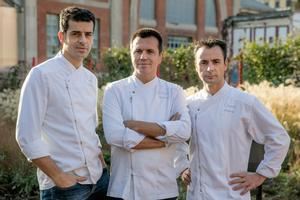 Mateu Casañas, Oriol Castro y Eduard Xatruch, de Disfrutar, restaurante que ha sido elegido número uno de los 100 mejores restaurantes de la Guía Macarfi 2021.