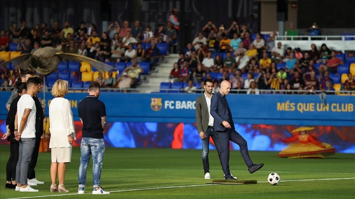 Jordi Cruyff realiza el saque de honor junto a Danny, su madre, y los capitanes del Barça, Barça B y capitana del Barça femenino. Jordi Cruyff realiza el saque de honor junto a Danny, su madre, y los capitanes del Barça, Barça B y capitana del Barça femenino.