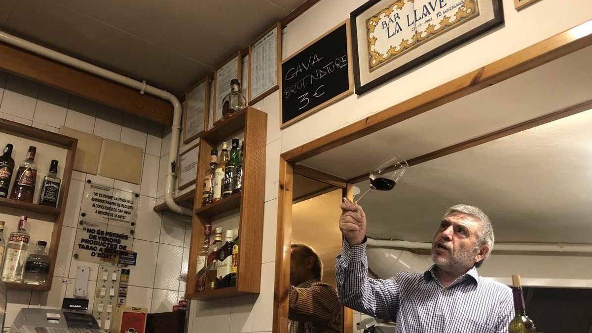 Álvaro Igualador, dueño de La Llave, testea un ’ribera del Duero’ en su restaurante hace un año, cuando estaba cerrado por las restricciones de la pandemia.