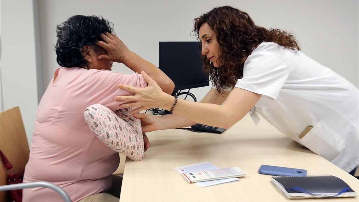 La doctora Ana Rodríguez atiende a una paciente en el ICO, en L’Hospitalet de Llobregat. La doctora Ana Rodríguez atiende a una paciente en el ICO, en L’Hospitalet de Llobregat.