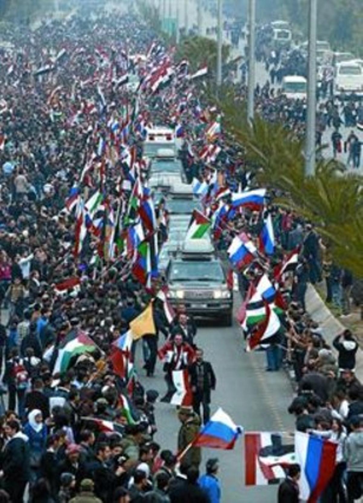 Seguidores de Asad reciben con banderas al ministro ruso de Exteriores.