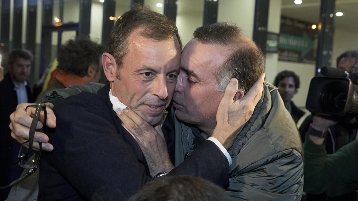 Sandro Rosell, recibido por Víctor Lavagnini en la estación de Sants tras salir de prisión. Sandro Rosell, recibido por Víctor Lavagnini en la estación de Sants tras salir de prisión.