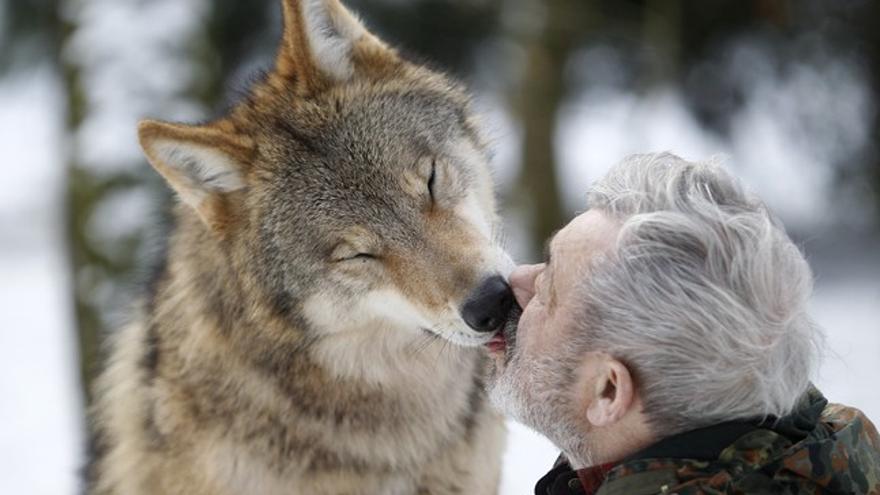 Alemán se convierte en 'hombre lobo' por amor a los animales