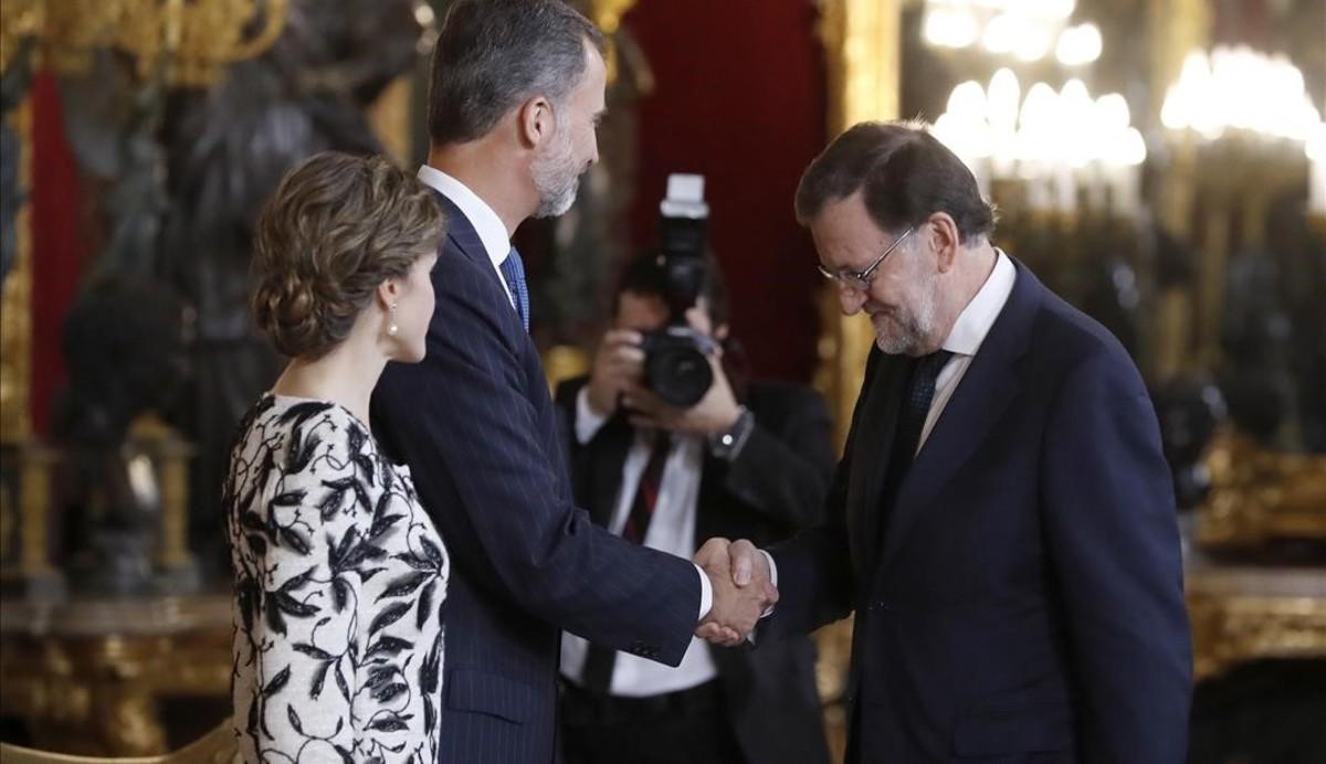 Los Reyes saludan al presidente en funciones, Mariano Rajoy.