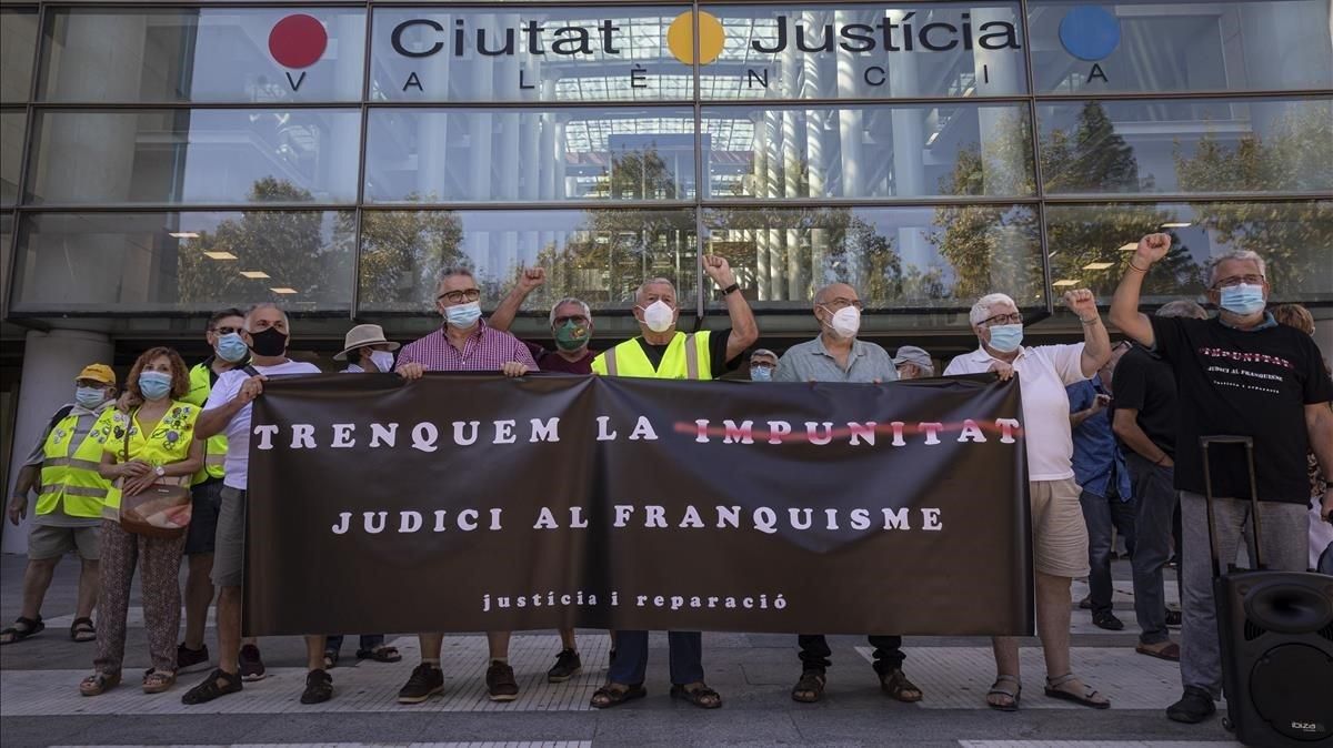 Concentración València para celebrar la declaración de Martín Villa y reclamar el fin de la impunidad para los crímentes del franquismo y la transición Concentración València para celebrar la declaración de Martín Villa y reclamar el fin de la impunidad para los crímentes del franquismo y la transición