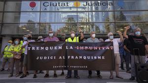 Concentración València para celebrar la declaración de Martín Villa y reclamar el fin de la impunidad para los crímentes del franquismo y la transición