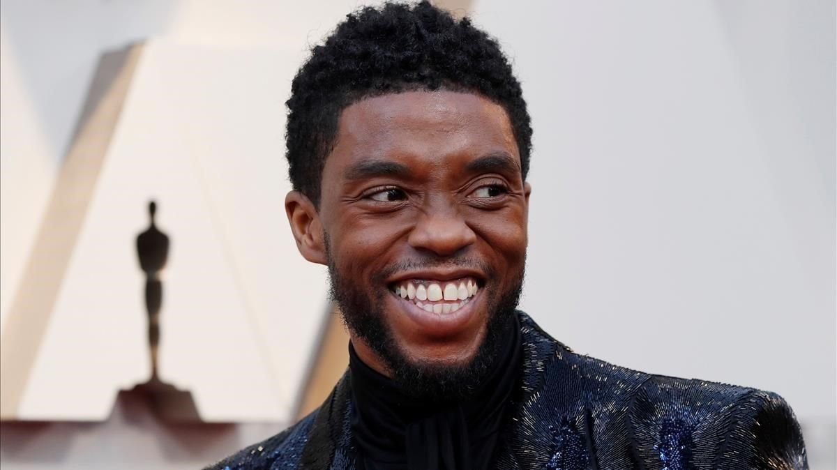 La viuda de Chadwick Boseman recull el primer premi que rep l’actor després de la seva mort La viuda de Chadwick Boseman recull el primer premi que rep l’actor després de la seva mort