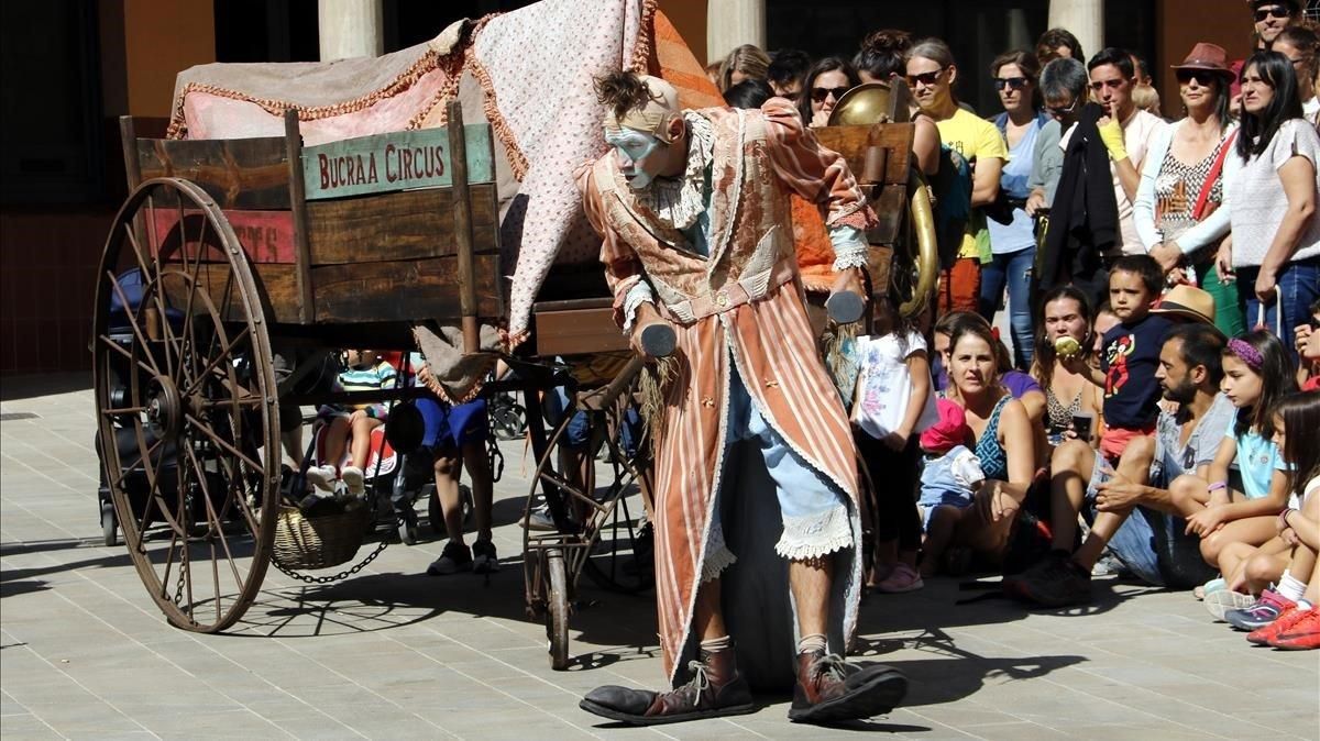 Espectáculo de la compañía Bucraa Circus en FiraTàrrega Espectáculo de la compañía Bucraa Circus en FiraTàrrega