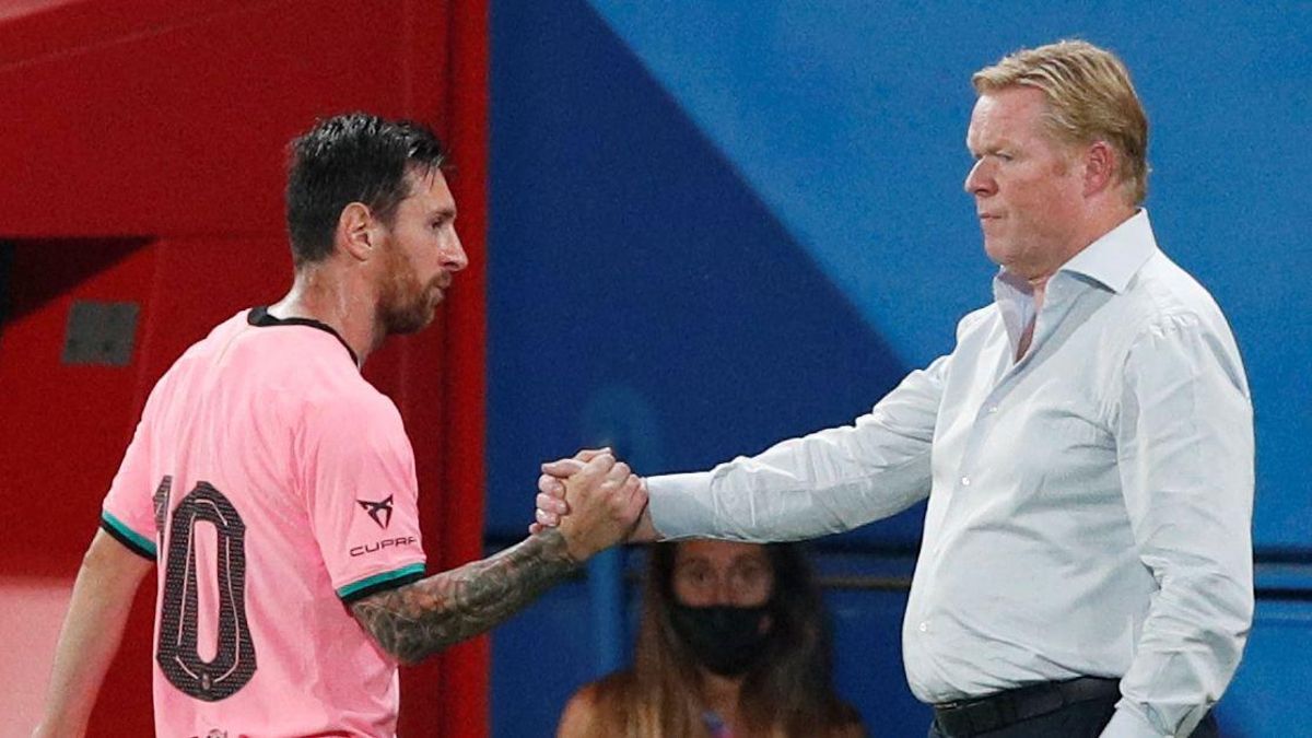 Lionel Messi estrecha la mano con Ronal Koeman Lionel Messi estrecha la mano con Ronal Koeman