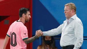 Lionel Messi estrecha la mano con Ronal Koeman