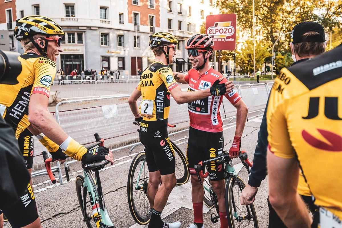 Primoz Roglic, felicitado en Madrid por los compañeros del Jumbo, tras ganar la Vuelta 2020.