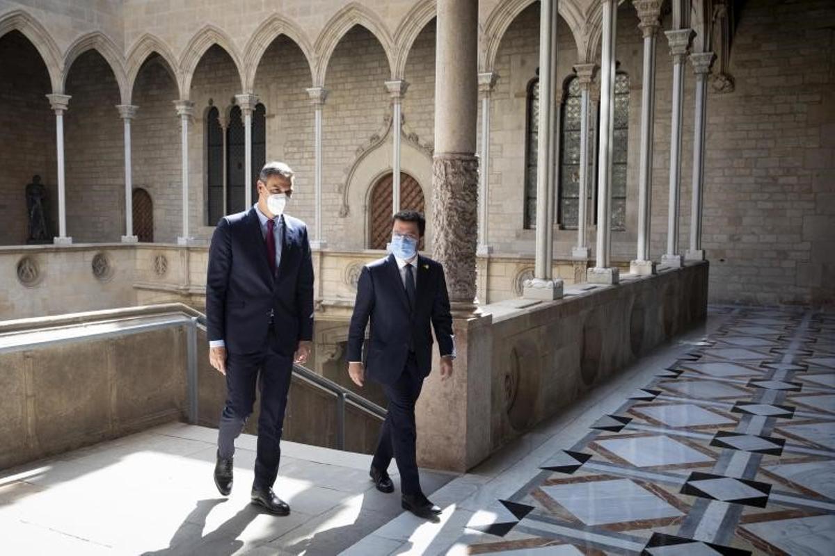 El presidente del Gobierno, Pedro Sánchez, y el ’president’ de la Generalitat, Pere Aragonès, se dirigen a su despacho bilateral previo a la reunión de la mesa de diálogo del pasado 15 de septiembre de 2021 en Palau, en Barcelona.