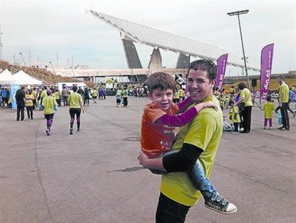 Aitor y sus padre, durante la caminata solidaria para recaudar fondos. Aitor y sus padre, durante la caminata solidaria para recaudar fondos.
