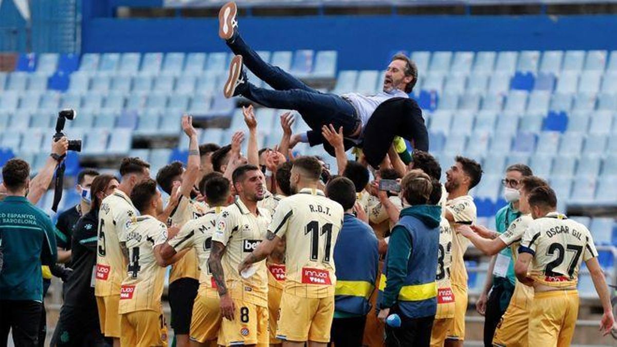 Los jugadores del Espanyol mantean a Vicente Moreno tras lograr el ascenso. Los jugadores del Espanyol mantean a Vicente Moreno tras lograr el ascenso.