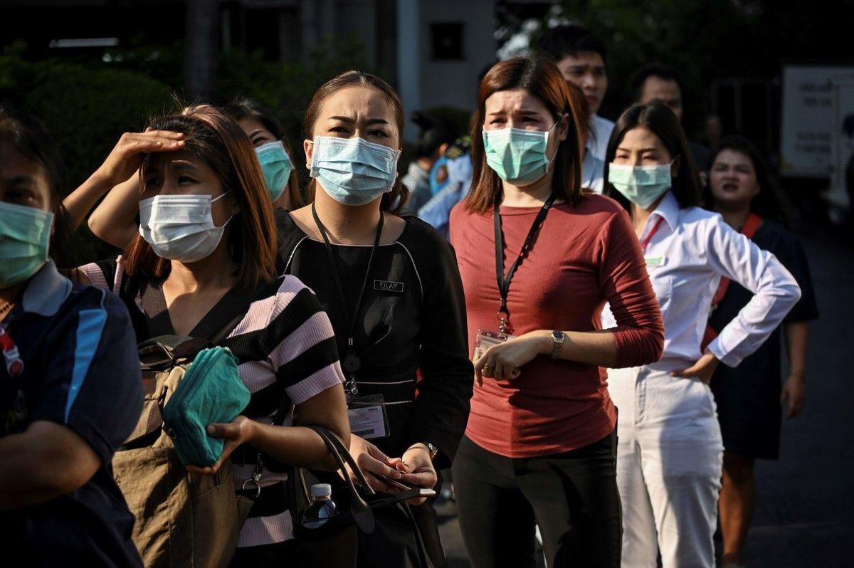 Una cola de ciudadanos espera para comprar máscaras ante la epidemia de coronavirus en Bangkok. Imagen de archivo. Una cola de ciudadanos espera para comprar máscaras ante la epidemia de coronavirus en Bangkok. Imagen de archivo.