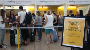 Mostradores de facturación de Vueling, en el aeropuerto de El Prat.