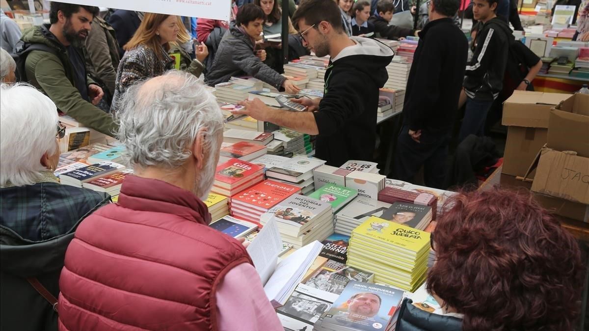 Un puesto de venta de libros. Un puesto de venta de libros.