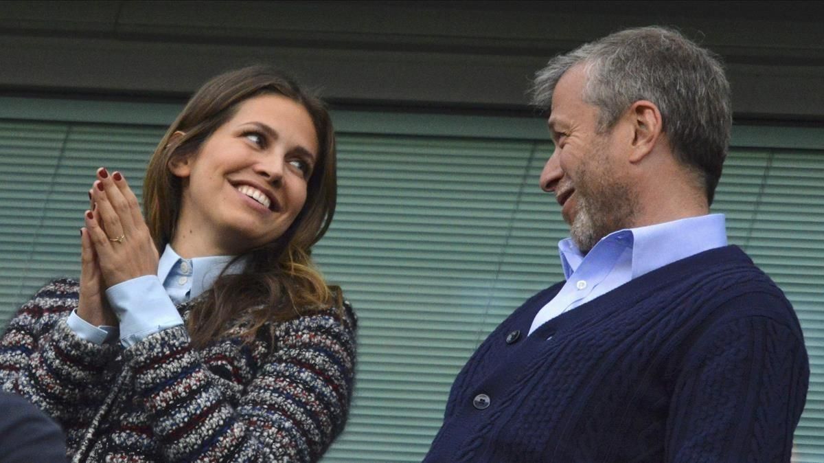 Roman Abramovich y Dasha Zhukova, en el estadio de Stamford Bridge, en el 2014. Roman Abramovich y Dasha Zhukova, en el estadio de Stamford Bridge, en el 2014.