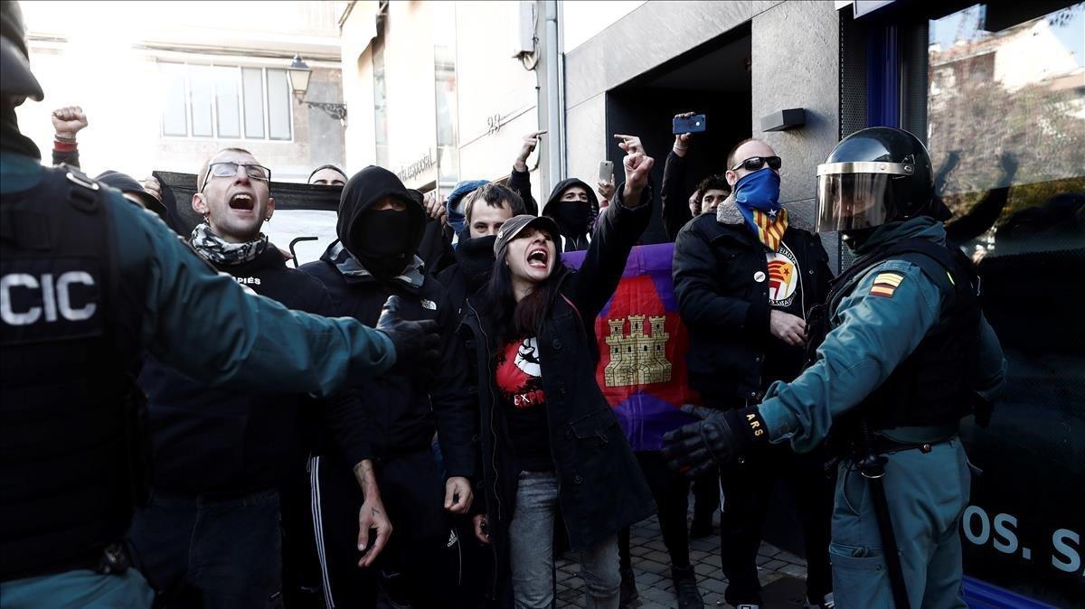 Agentes de la Guardia Civil controlan una manifestación en la localidad navarra de Alsasua, en noviembre del 2018.