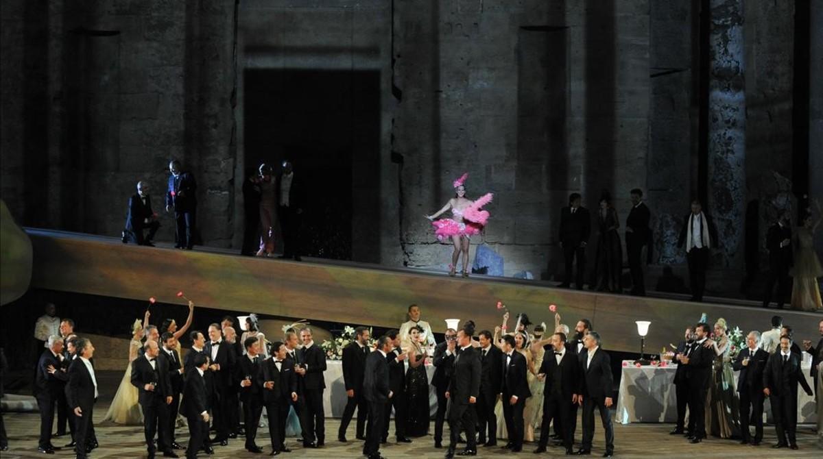Una escena del segundo acto de la ópera ’Rigoletto’ representada en el festival de Orange.