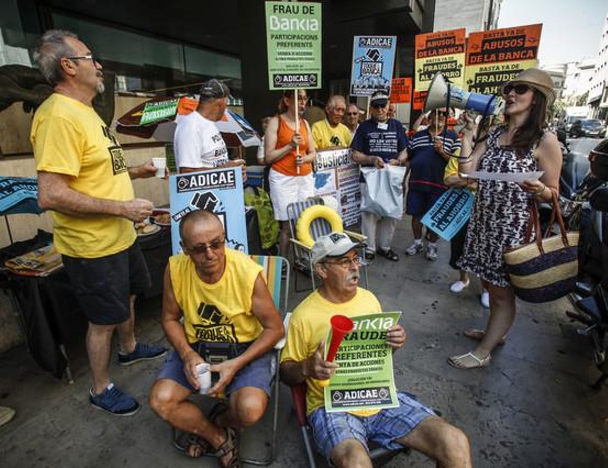 Protesta de la Asociación de usuarios de Bancos, Cajas y Seguros ante una oficina de Bankia de Valencia, el 4 de julio. Protesta de la Asociación de usuarios de Bancos, Cajas y Seguros ante una oficina de Bankia de Valencia, el 4 de julio.
