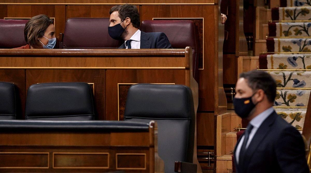 Pablo Casado conversa con Cuca Gamarra, tras el discurso de Santiago Abascal en el Congreso, el jueves durante la moción de censura. Pablo Casado conversa con Cuca Gamarra, tras el discurso de Santiago Abascal en el Congreso, el jueves durante la moción de censura.
